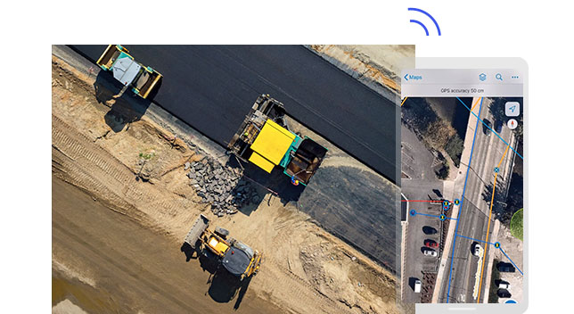 Luftaufnahme von Baufahrzeugen und ein Screenshot ihrer Position auf einer Karte.