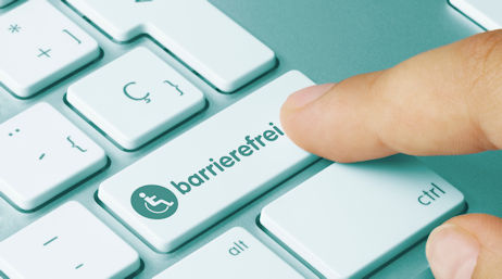 Taste auf einer Tastatur mit der Aufschrift "barrierefrei", die mit einem Zeigefinger gedrückt wird