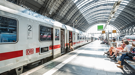 Zug der Deutschen Bahn am Frankfurter Hauptbahnhof