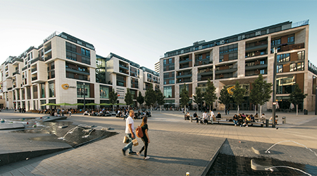 Industriegebäude in der Abendsonne