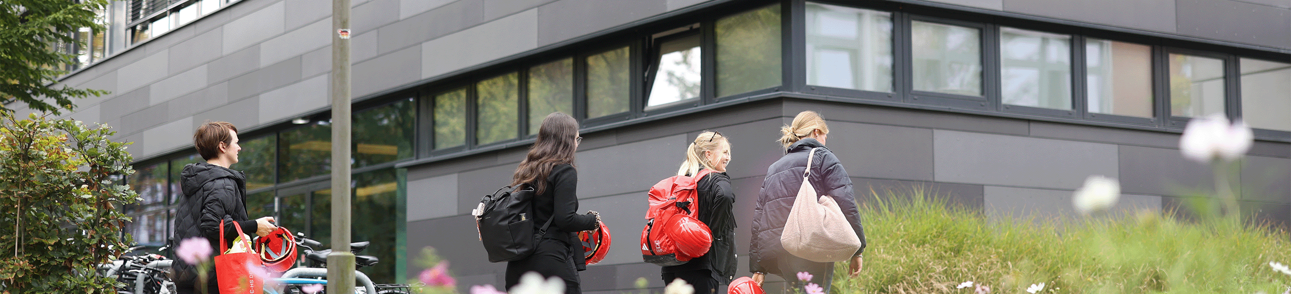 Studierende auf dem Campus der Jade Hochschule in Oldenburg