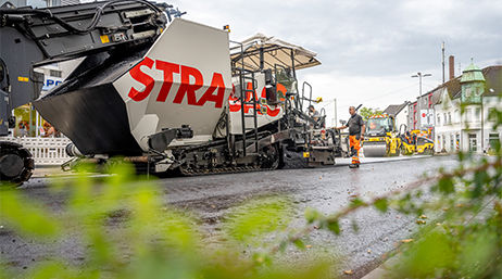 ClAir® Asphalt-Einbau an einer Baustelle mit STRABAG Mitarbeitern