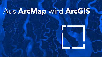 Ein Mann im Hemd schaut auf einen Rechner mit einer ArcGIS Anwendung.