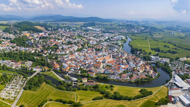 Luftbild der Stadt Cham in Bayern an einem sonnigen Frühlingstag.