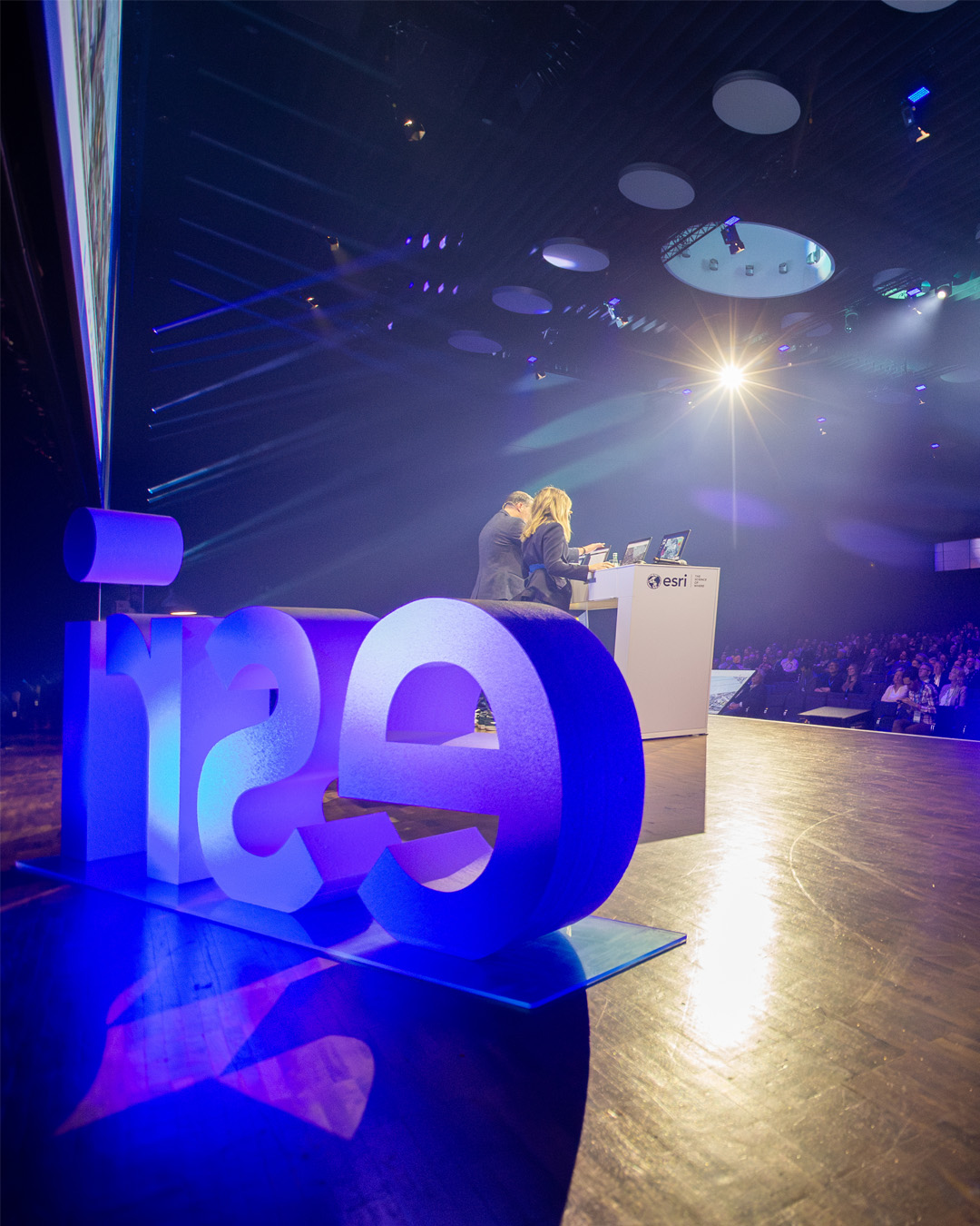 Karten-Layer in verschiedenen Farben verschmelzen und trennen sich wieder in einer Animation einer Karte von Miami, in der gezeigt wird, wo ältere Menschen in überschwemmungsgefährdeten Gebieten leben