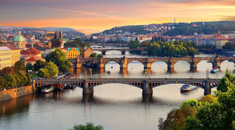 Blick über Prag mit der Moldau und den Moldaubrücken im Abendlicht