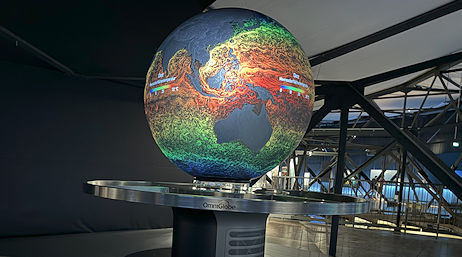 Der interaktive Globus im Durchmesser von 150 cm im Gasometer Oberhausen.