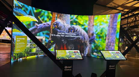 Blick auf das interaktive Exponat „Der lebendige Wald“ von Esri Deutschland im Gasometer Oberhausen.