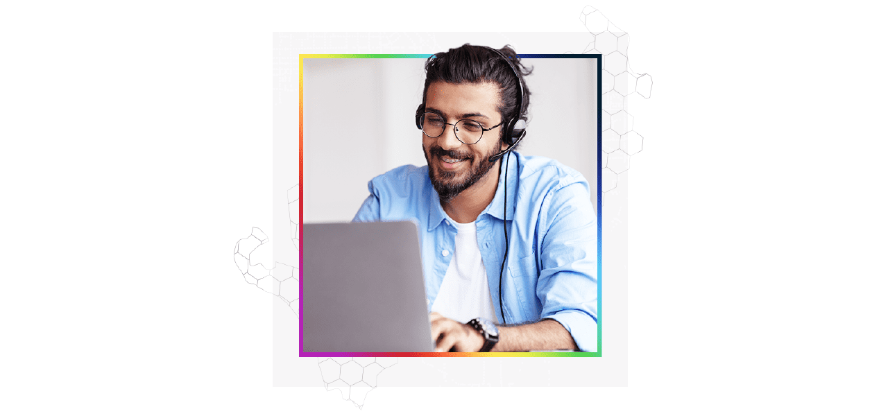 Mitarbeiter des technischen Supports mit Headset und Laptop, der einem Kunden hilft