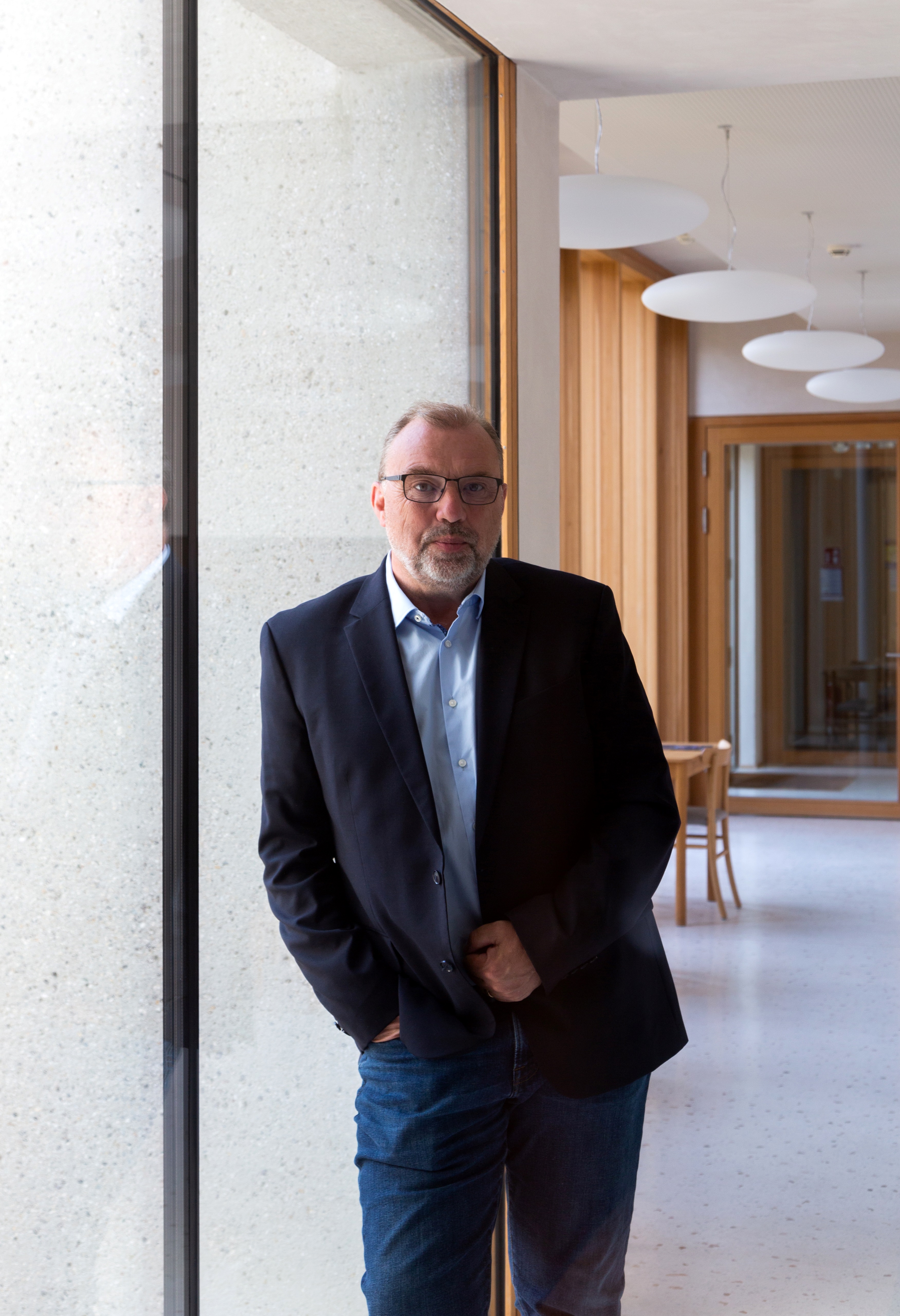 Standportrait von Jürgen Schomakers, dem CEO der Esri Deutschland GmbH