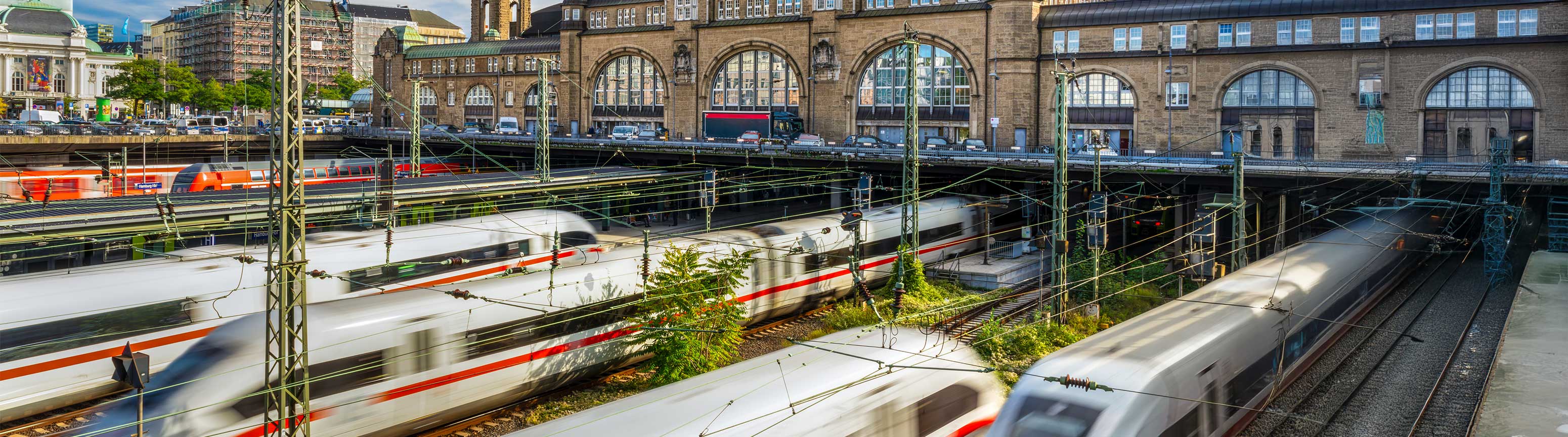Mehrere ICE der Deutschen Bahn vor dem Hamburger Hauptbahnhof