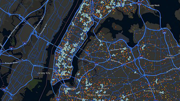 Eine Karte von New York City mit dunklem Hintergrund, blauen Straßen und Autobahnen und roten Punkten, die verschiedene Orte in der Stadt markieren