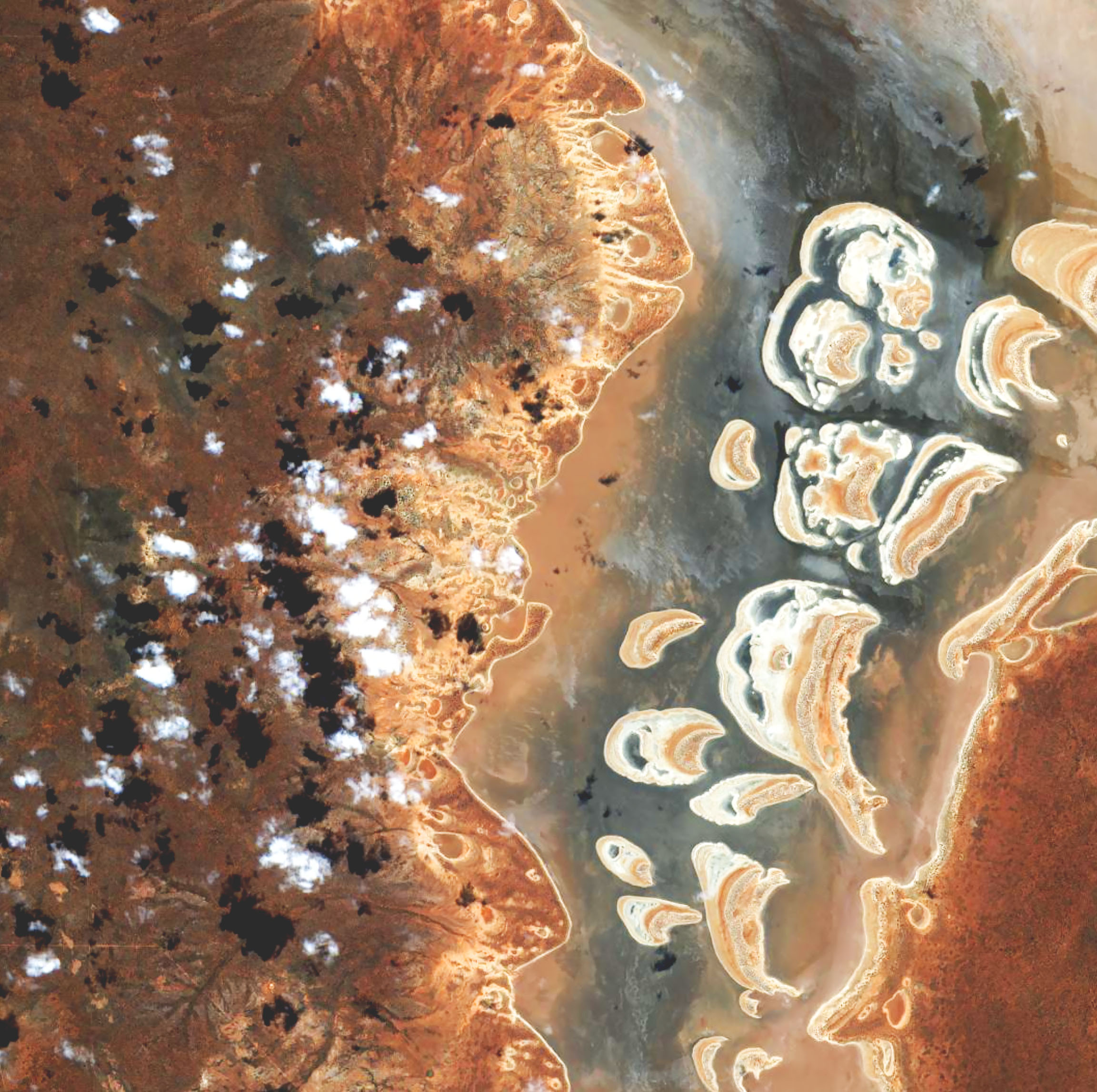 Ein multispektrales Satellitenbild einer Wasserstraße zeigt die Küstenlinie in einem hellen Gelb-Orange-Verlauf.