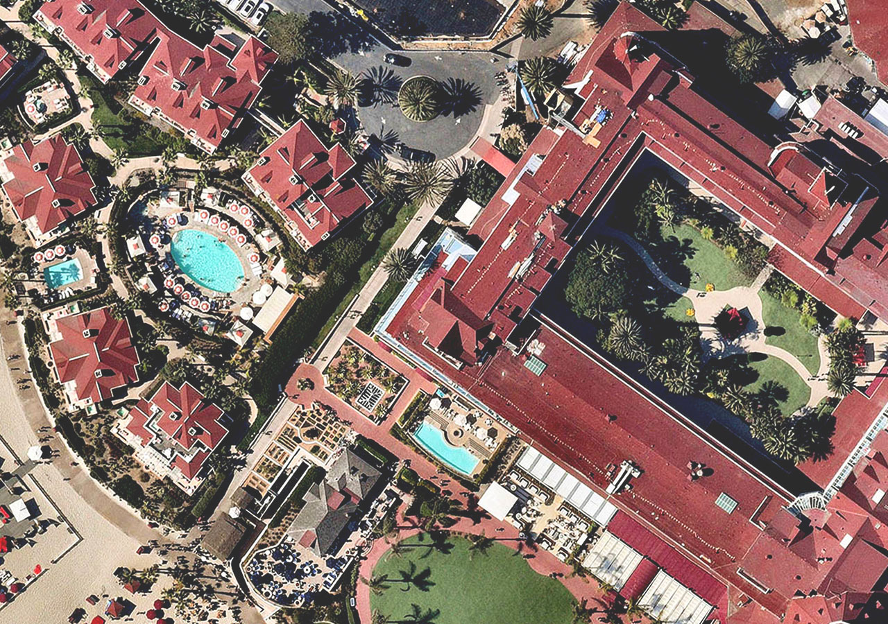 Beispiele für fünf Nearmap-Inhaltstypen - vertikal, Panorama, schräg, 3D und AI - zusammengefügt und beschriftet.