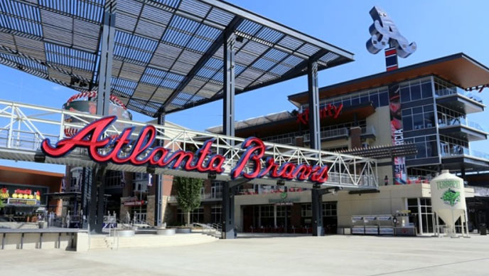 Baseballstadion von außen mit großem rotem Atlanta-Braves-Logo