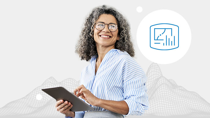 Eine lächelnde Frau mit blau gestreiftem Oberteil, die Informationen in ein Tablet eingibt, daneben ein Balkendiagramm-Symbol