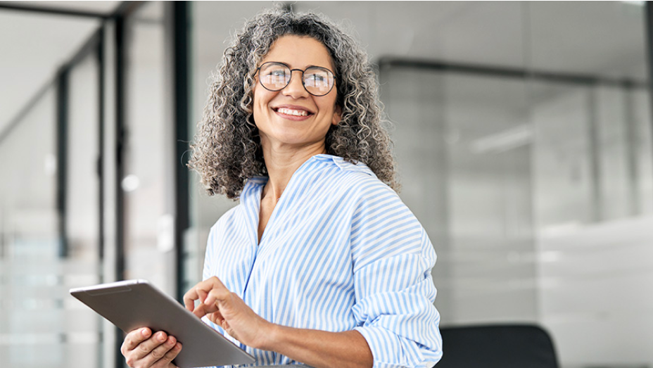 Person in einem Büro, die GIS-Software auf einem Tablet-PC verwendet