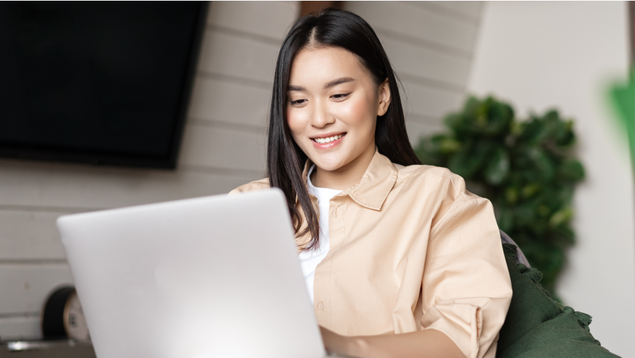 Person, die GIS-Software auf einem Laptop verwendet