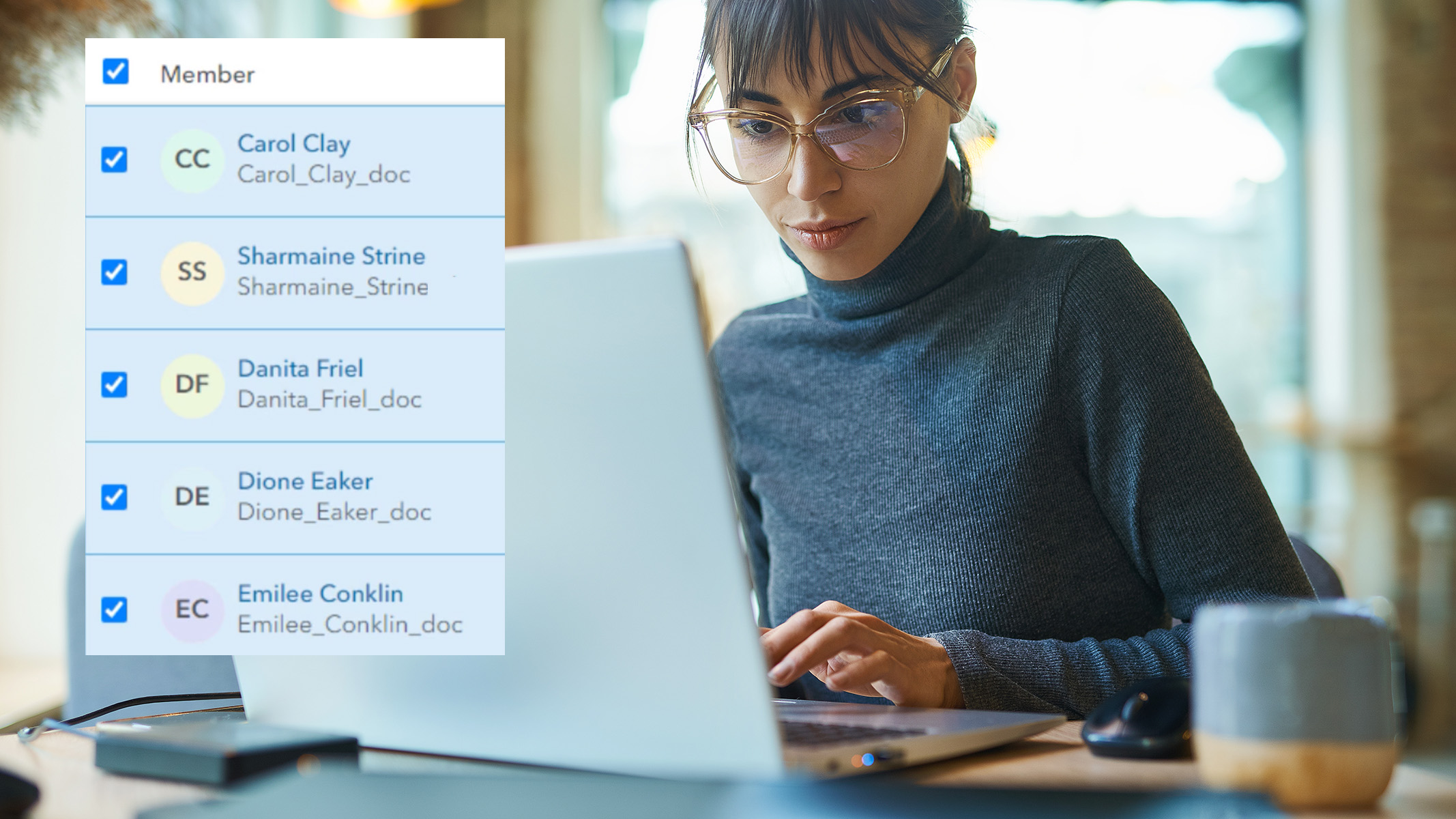 Eine Person, die an einem Computer arbeitet und ein Bild, das die zugewiesenen Mitglieder in ArcGIS zeigt