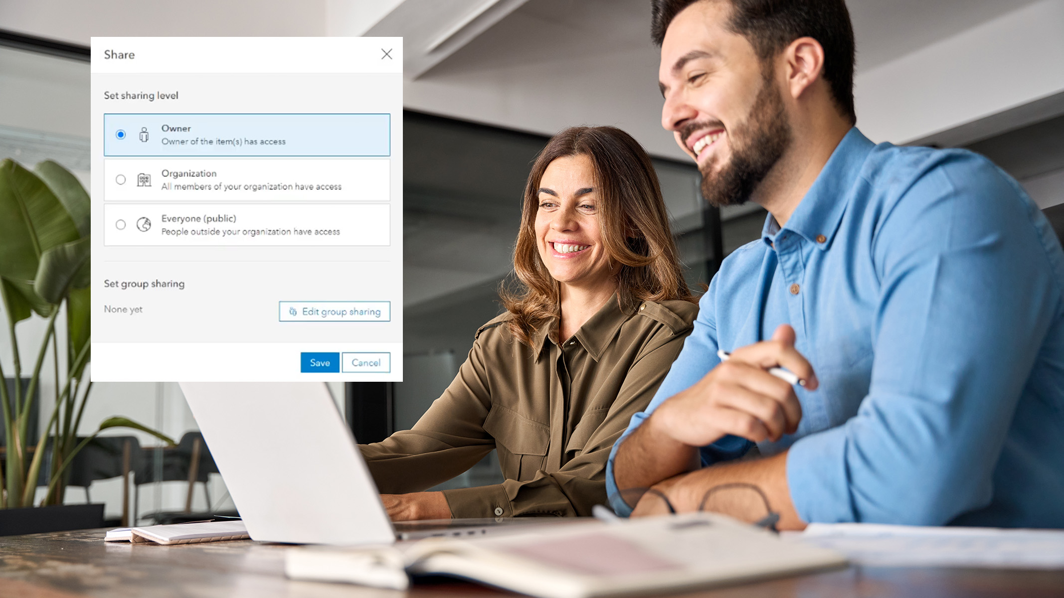 Zwei Kollegen arbeiten gemeinsam an einem Laptop. Ein Pop-up-Fenster zeigt an, dass die Freigabeebene "Besitzer" ausgewählt ist.
