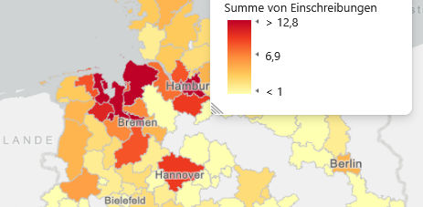 ArcGIS-for-Power-BI-Karte zur Herkunftsanalyse von Studienanfänger:innen am Studienstandort Elsfleth der Jade Hochschule. Die Landkreise Deutschlands sind entsprechend der Anzahl der Einschreibungen in den vergangenen fünf Jahren farblich abgestuft dargestellt. Regionale Schwerpunkte werden durch dunklere Farbtöne hervorgehoben.