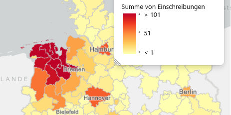 ArcGIS-for-Power-BI-Karte zur Herkunftsanalyse von Studienanfänger:innen im Studiengang Angewandte Geodäsie der Jade Hochschule. Die Landkreise Deutschlands sind entsprechend der Anzahl der Einschreibungen in den vergangenen fünf Jahren farblich abgestuft dargestellt. Die höchsten Einschreibungszahlen stammen aus dem nordwestdeutschen Einzugsgebiet der Hochschule.