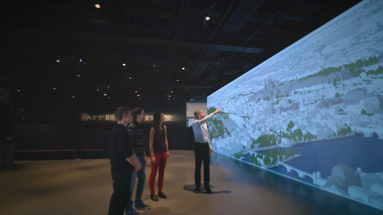 Bürger*innen schauen sich im Zentrum für Architektur und Stadtplanung die Exponate an.