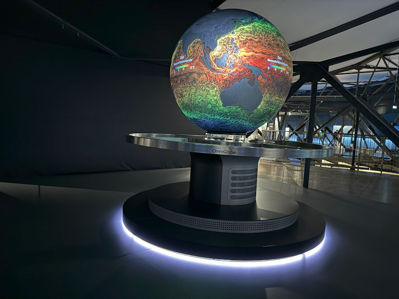Blick auf den interaktiven Globus im Durchmesser von 150cm im Gasometer Oberhausen im Rahmen der Ausstellung „Planet Ozean“.